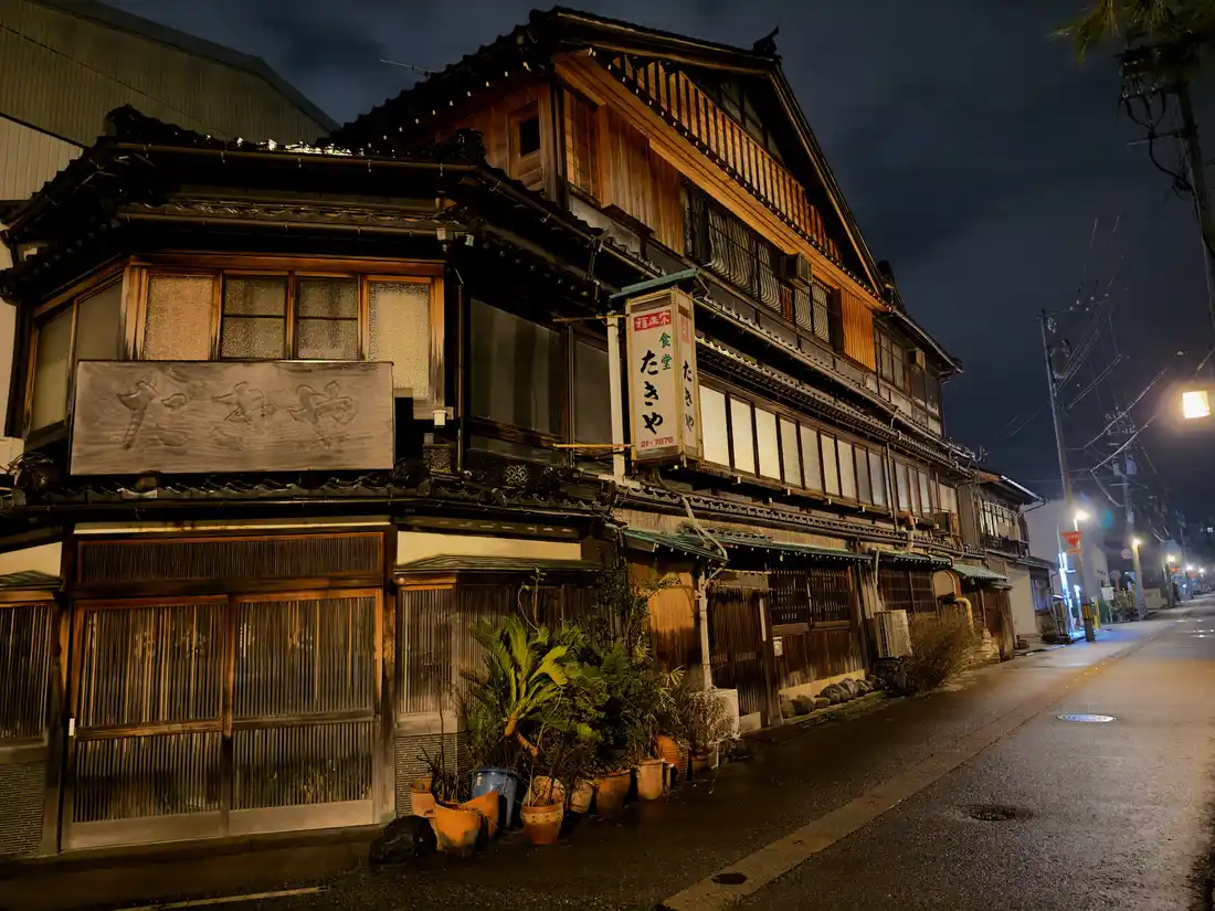 The old streets empty out after dark